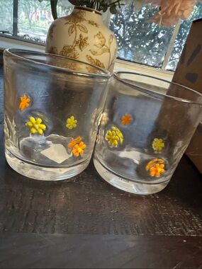 NWT Icon juice  Glass Tumbler with Yellow & Orange Floral Accents daisy set 2